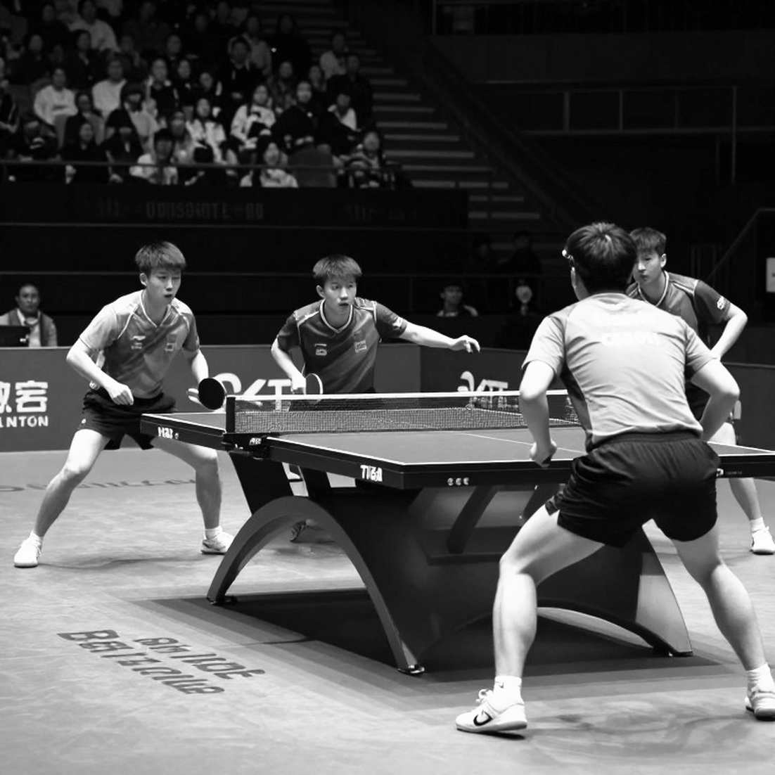 Đảo Wight thưởng áo cho hai cậu bé lên Division One: lớp đất mềm dưới chân một nền bóng bàn